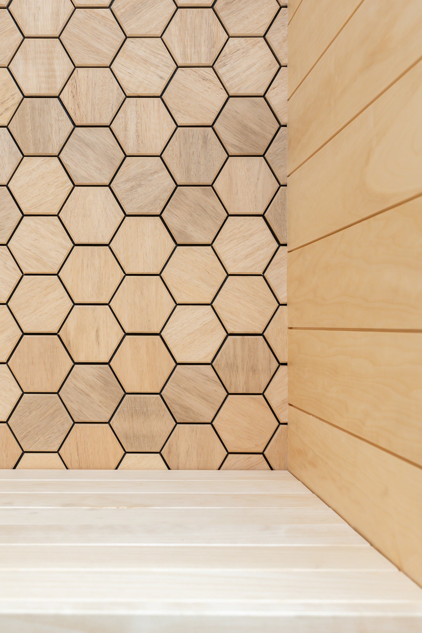 wellmia® Hexa S Light | Sauna Dekopaneel für die Wand und Decke | Abachiholz | 1,25 m2