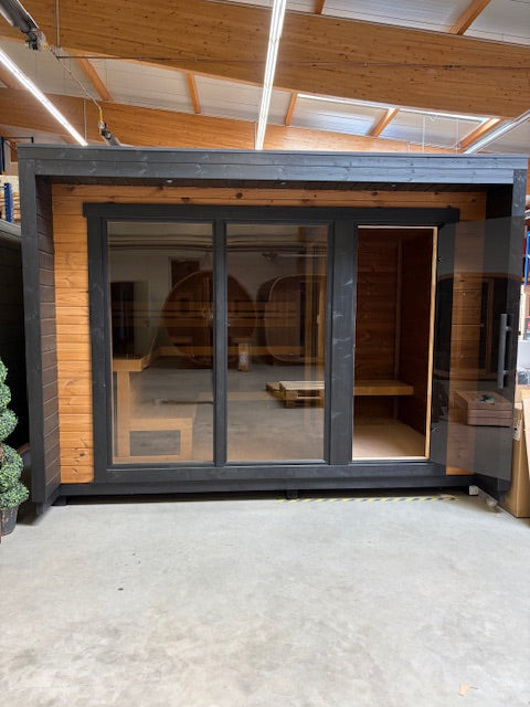 Leil® Patio M | 330x 239 x 245 cm (B/T/H) | Premium Gartensauna mit Vorraum vormontiert & sofort verfügbar
