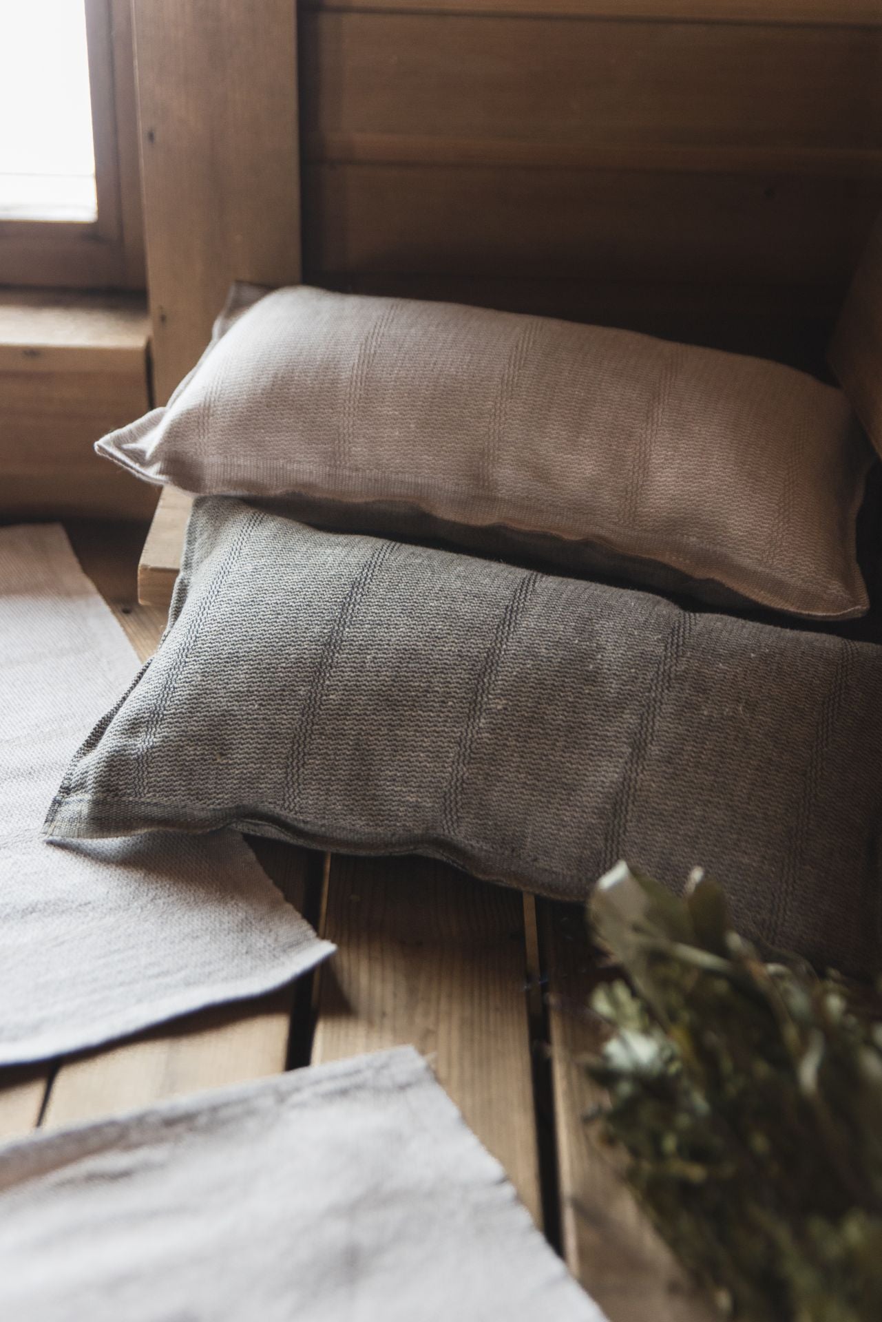 wellmia® by Jokipiin Laituri | Saunakissen aus Leinen-Baumwoll-Mix in natur/schwarz | 22x40 cm