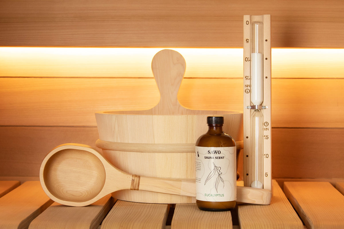 SAWO Basic Set Saunazubehör 4-teilig Hemlock mit Saunakübel, Kelle, Sanduhr und Aromaöl