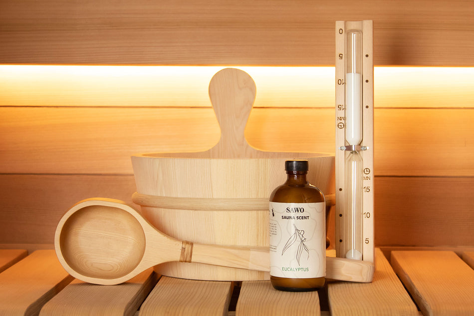 SAWO Basic Set Saunazubehör 4-teilig Hemlock mit Saunakübel, Kelle, Sanduhr und Aromaöl