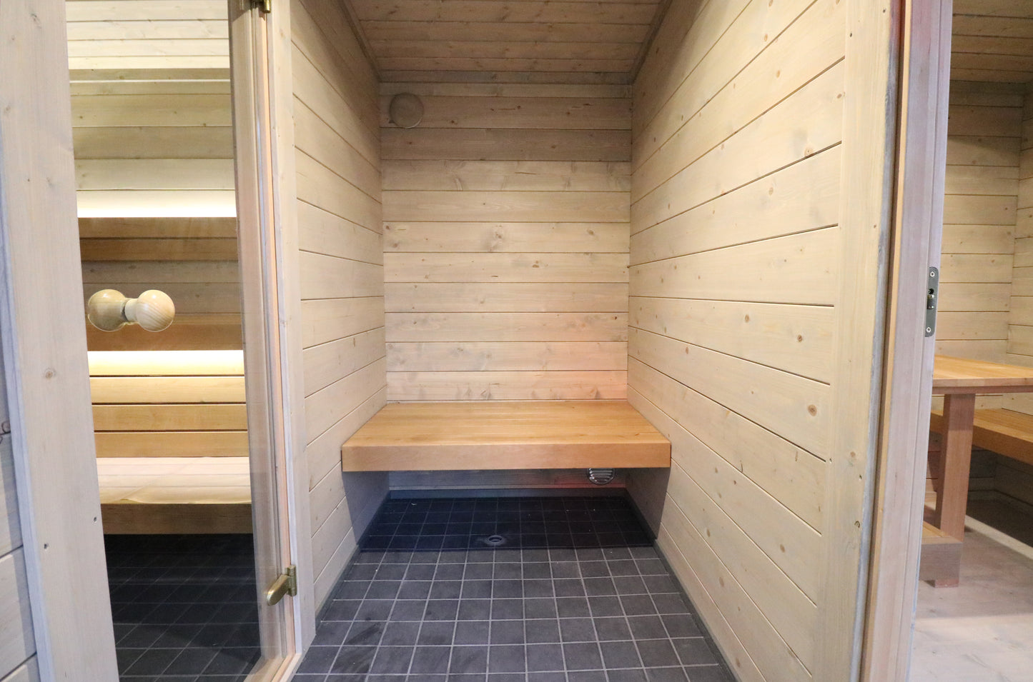 wellmia Halden XL | Gartensauna mit Vorraum und Überdach Fichtenholz  | 254 x 568 x 274 cm (B/T/H)